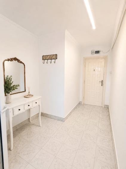 Apartament cu 3 camere semidecomandat în Craiovei