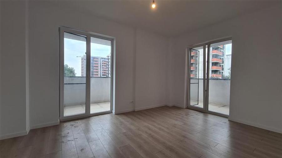 Apartament cu 3 camere nedecomandat în Aradului
