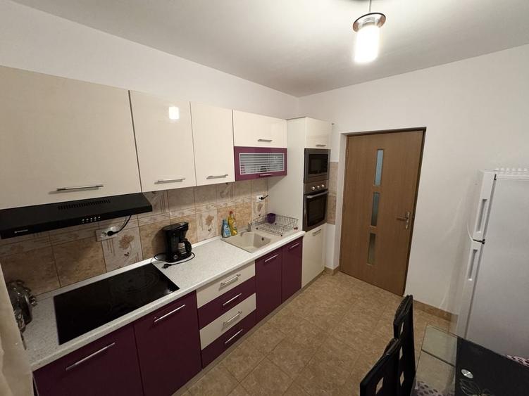 Apartament cu 3 camere decomandat în Florești