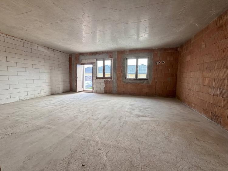 Duplex cu 5 camere cu Canalizare în Giarmata