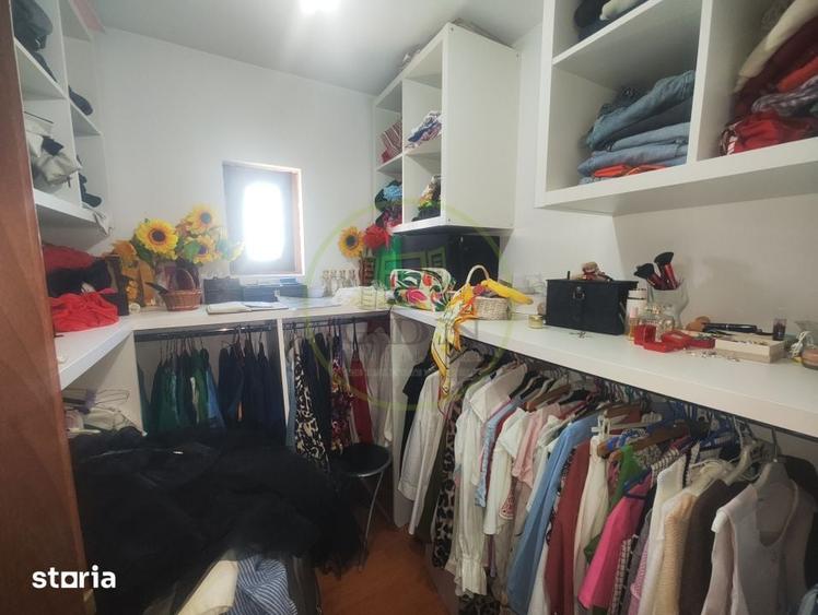 Casă cu 6 camere cu Teren 400 Mp în Podari