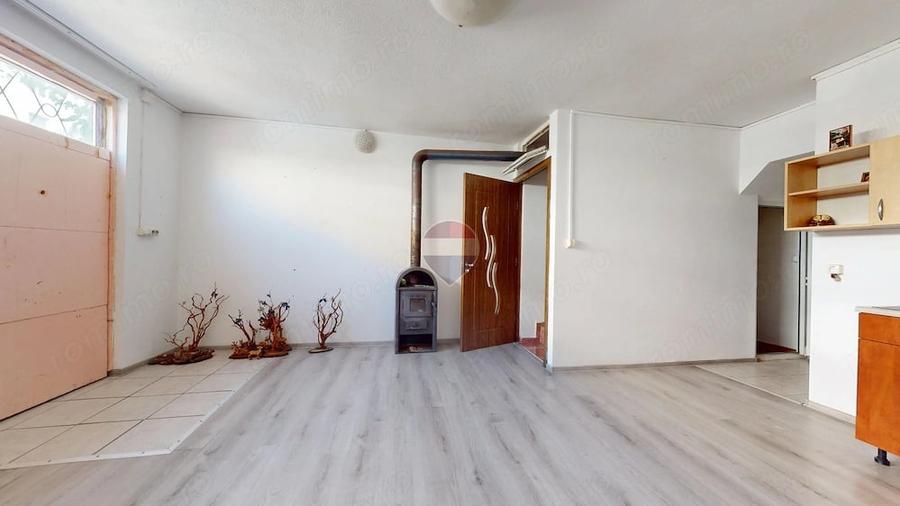 Apartament cu 3 camere semidecomandat în Florilor