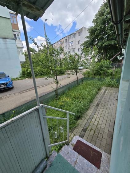 Apartament cu 2 camere semidecomandat, mobilat în Milcov