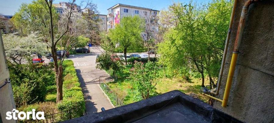 Apartament cu 4 camere decomandat în Văcăresti