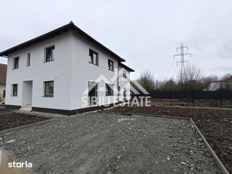 Casă cu 5 camere cu Teren 400 Mp în Șelimbăr