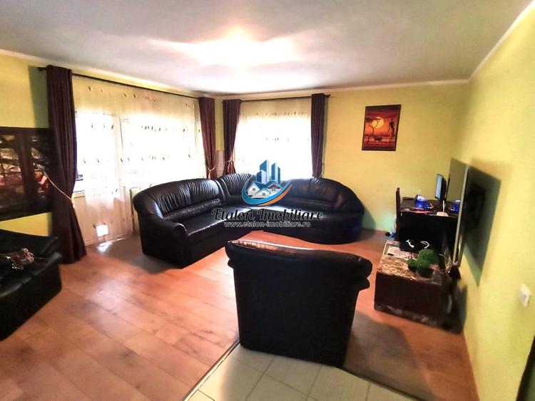 Apartament cu 4 camere decomandat în Periferie