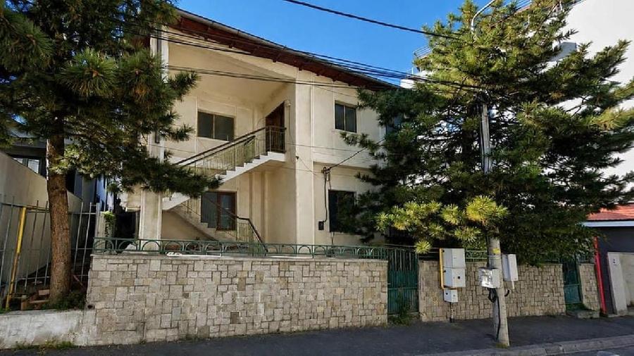 Apartament cu 4 camere semidecomandat în Central