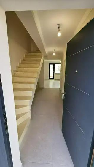 Casă cu 4 camere cu Canalizare în Est