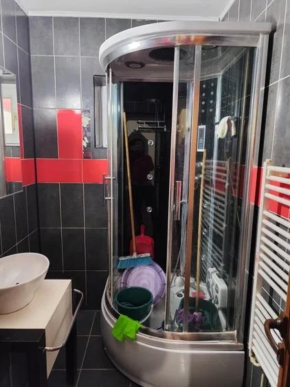 Apartament cu 3 camere semidecomandat, mobilat în Baza 3