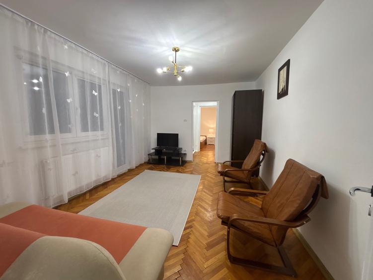 Apartament cu 3 camere semidecomandat în Spitalul Județean
