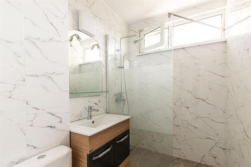 Apartament cu 3 camere semidecomandat, mobilat în P-ța Dorobanți
