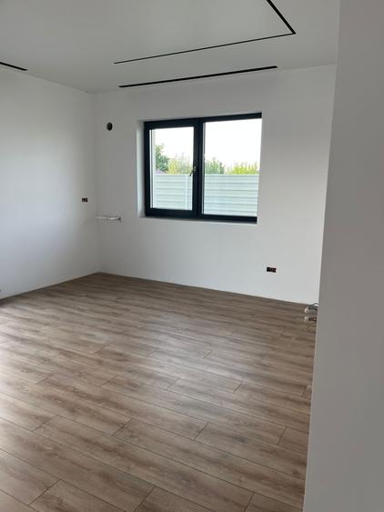 Duplex cu 4 camere cu Canalizare în 1 Decembrie
