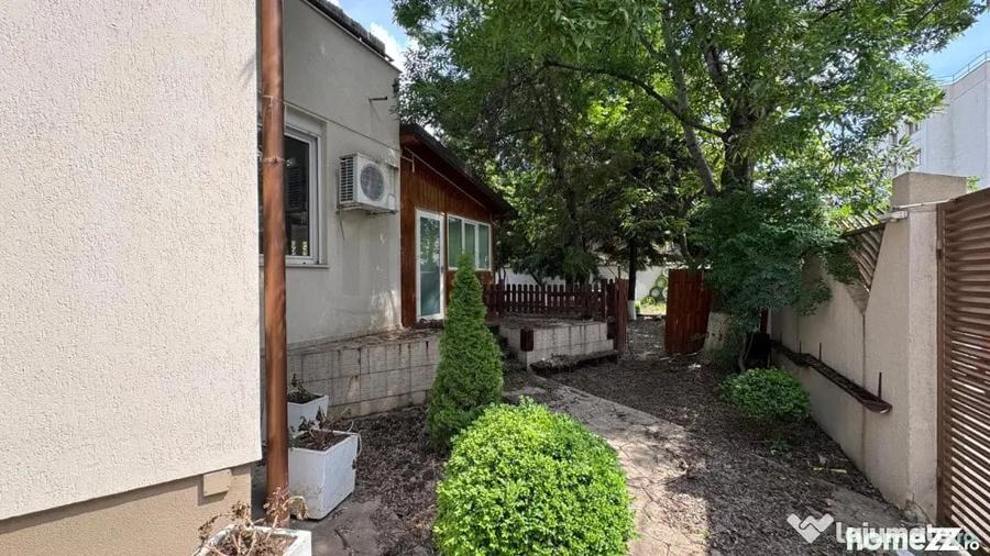 Casă cu 10 camere cu Teren 402 Mp în Lacul Tei