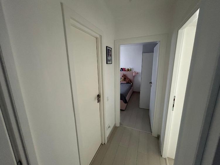Apartament cu 3 camere semidecomandat în Tineretului