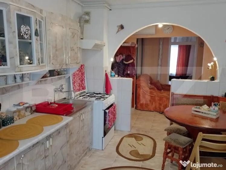 Apartament cu 3 camere decomandat în Central