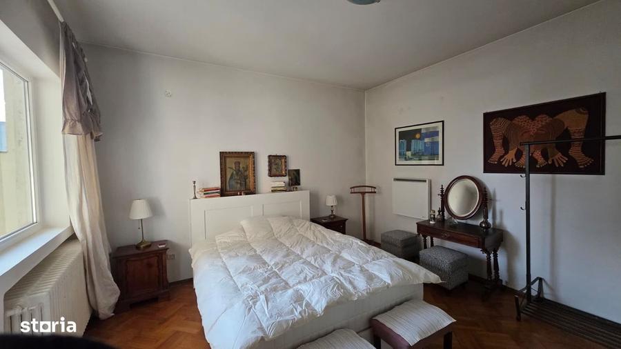 Apartament cu 3 camere în P-ța Universității