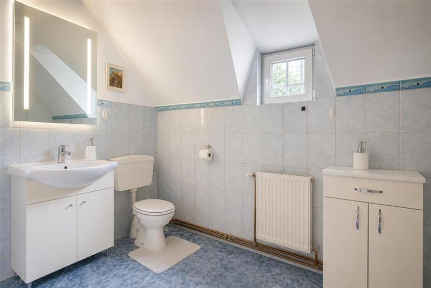 Casă individuală cu 6 camere cu Canalizare în Schei