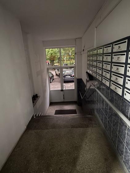Apartament cu 3 camere semidecomandat, mobilat în Tei