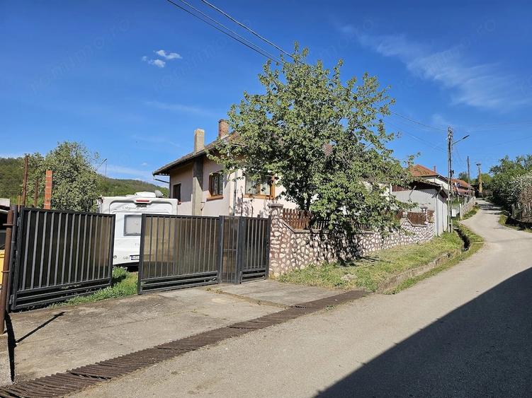 Casă cu 3 camere cu Teren 1060 Mp în Lunca (Băița)
