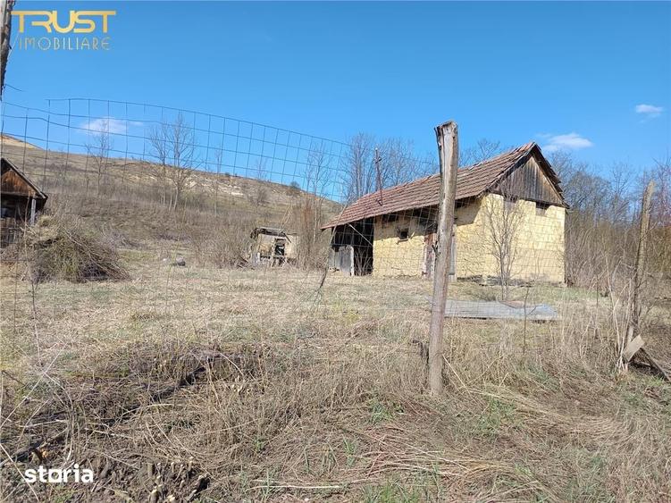 Casă cu 2 camere cu Teren 2698 Mp în Cătina
