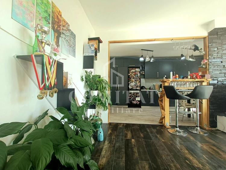 Apartament cu 3 camere semidecomandat, mobilat în Florești