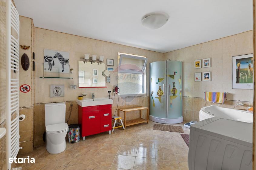 Casă cu 4 camere cu Teren 921 Mp în Subcetate