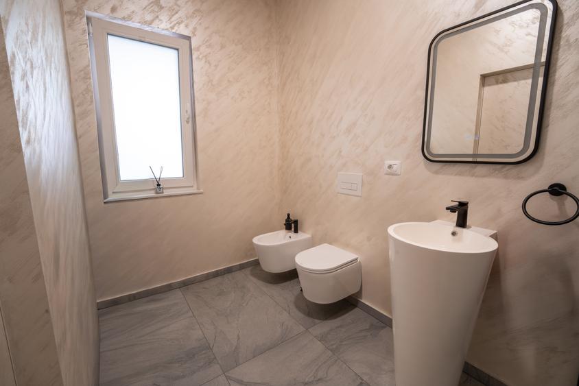 Casă individuală cu 4 camere cu Piscina în Moșnița Nouă
