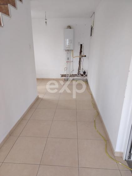Casă individuală cu 7 camere cu Canalizare în Central
