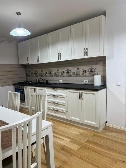 Apartament cu 3 camere decomandat în Liliacului