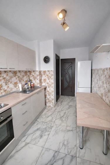 Apartament cu 3 camere semidecomandat în Micro 16