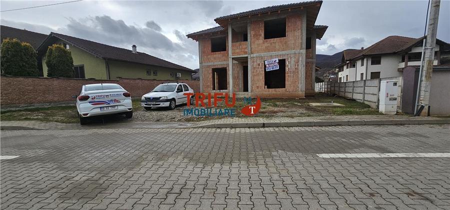 Casă individuală cu 6 camere cu Canalizare în Micești
