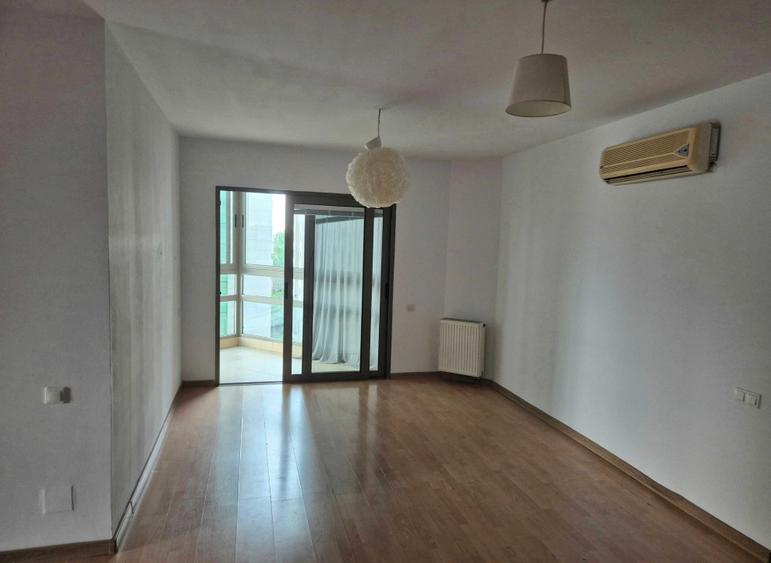 Apartament cu 3 camere semidecomandat în Doamna Ghica
