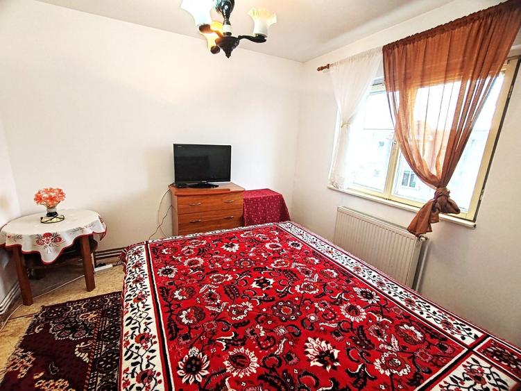 Apartament cu 3 camere decomandat, mobilat în Central