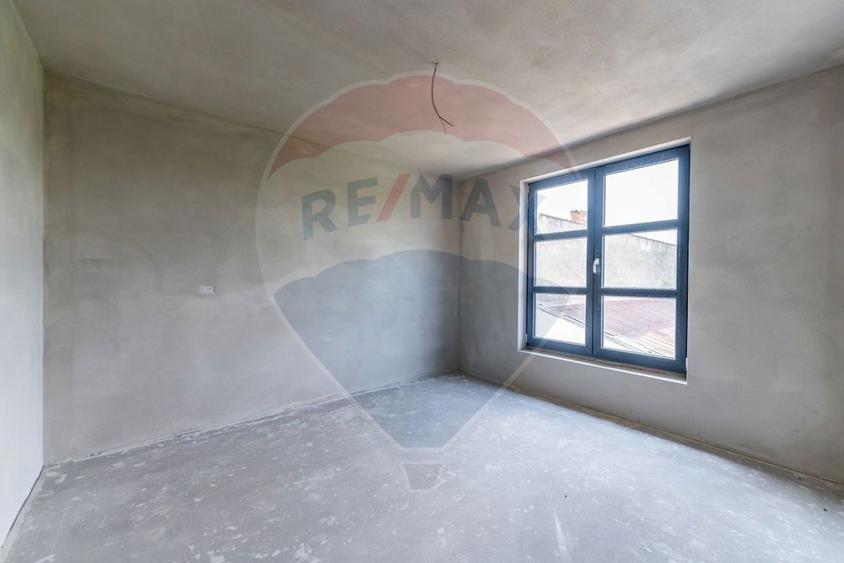 Apartament cu 4 camere decomandat în Pârneava