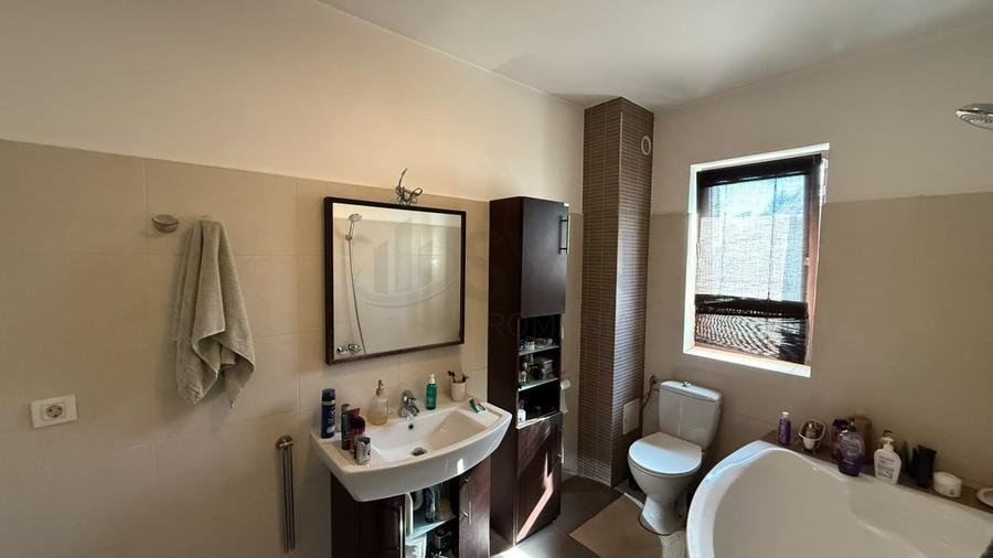 Casă individuală cu 7 camere cu Canalizare în Domenii