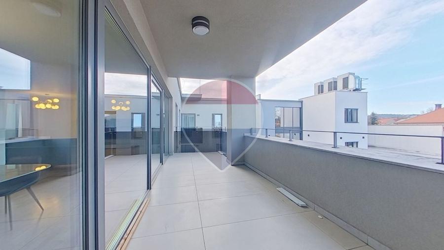 Apartament cu 3 camere semidecomandat, mobilat în Central