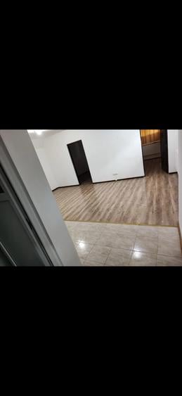 Apartament cu 3 camere semidecomandat în Giulești