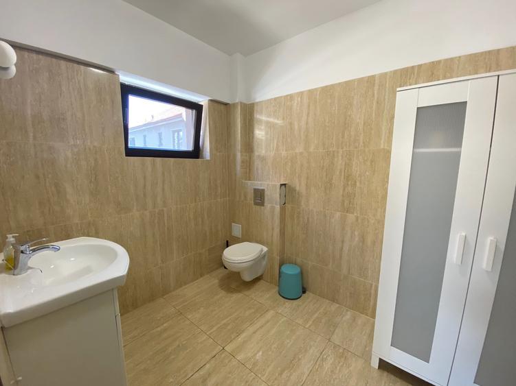 Apartament cu 3 camere semidecomandat în Aviatorilor