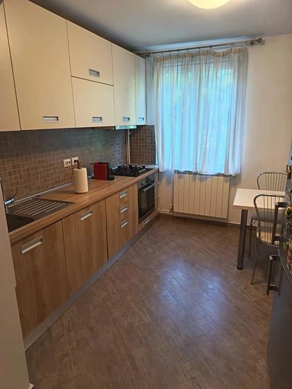 Apartament cu 3 camere decomandat în Apărătorii Patriei