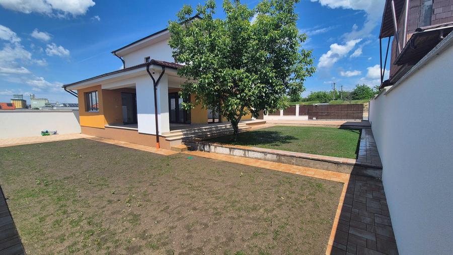 Casă cu 4 camere în Cârcea