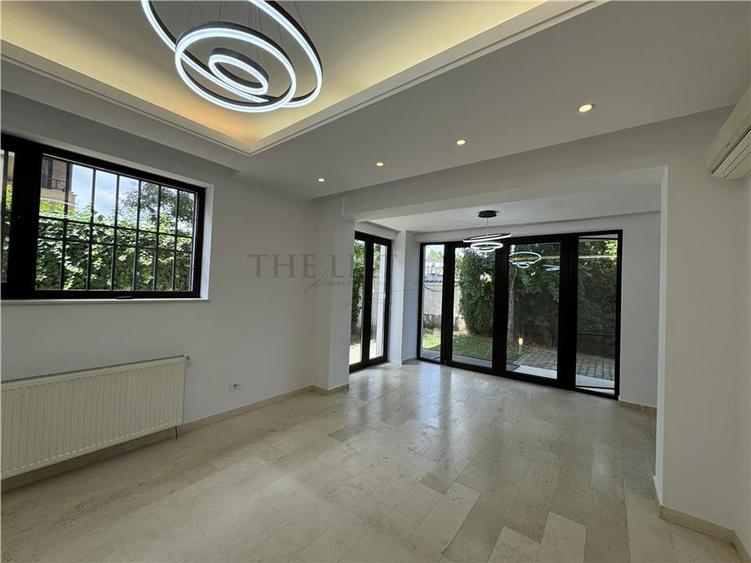 Duplex cu 8 camere cu Teren 250 Mp în Iancu Nicolae