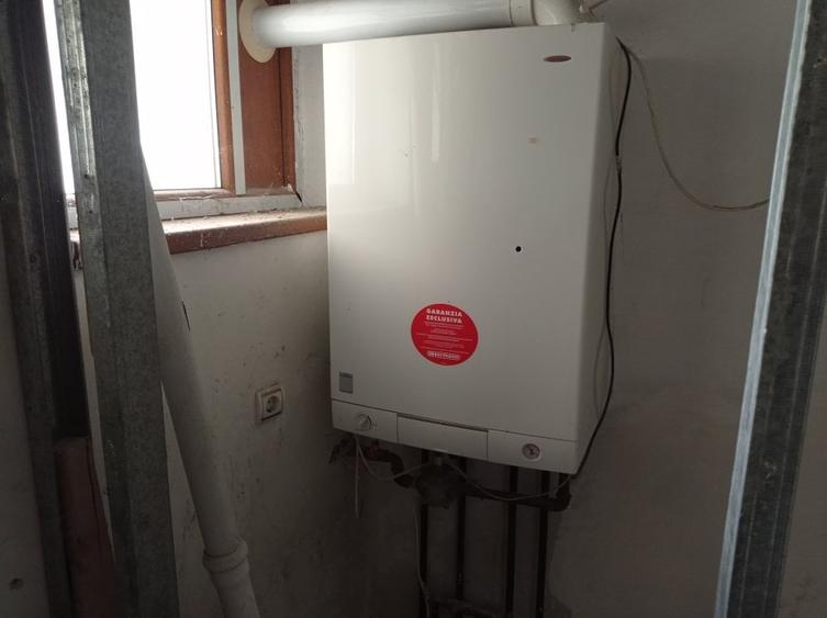 Casă individuală cu 8 camere cu Canalizare în Fundeni