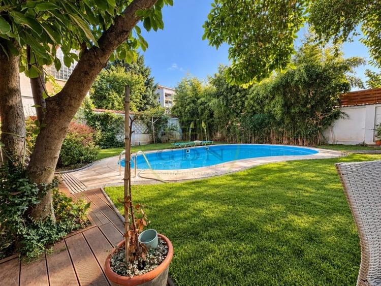 Casă individuală cu 12 camere cu Piscina în Aviației