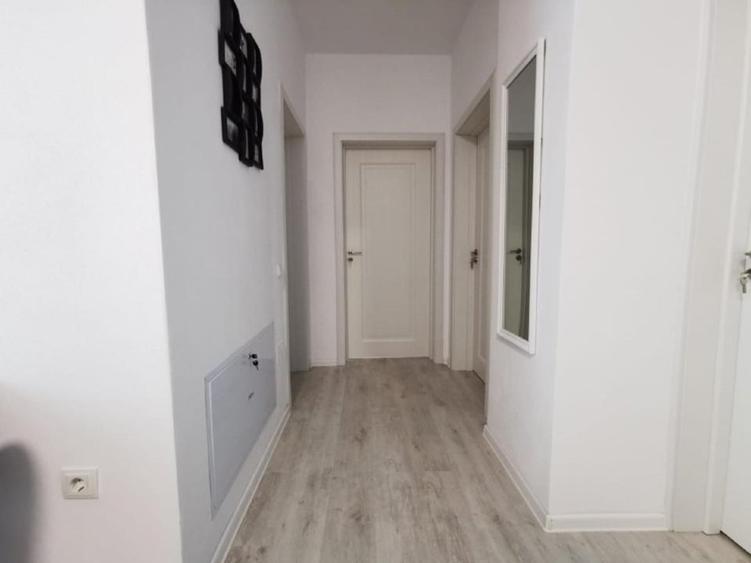 Apartament cu 3 camere decomandat, mobilat în Ampoi 3
