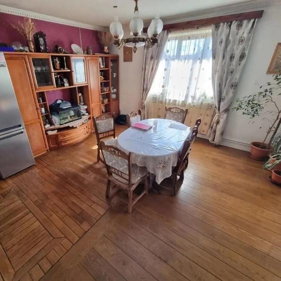 Apartament cu 5 camere decomandat în Exterior Vest
