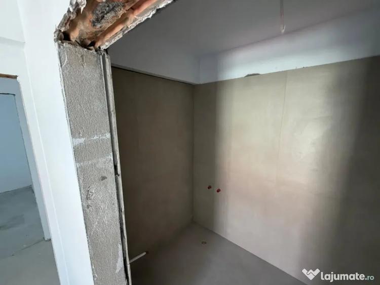 Apartament cu 4 camere semidecomandat în Florești