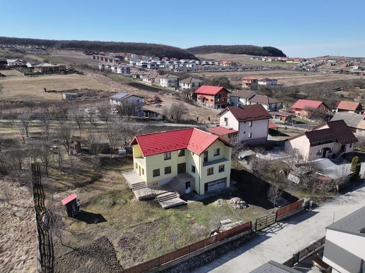 Casă cu 5 camere cu Teren 1000 Mp în Roșu
