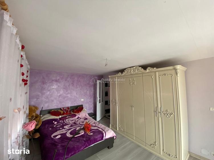 Casă cu 9 camere cu Teren 2892 Mp în Obreja