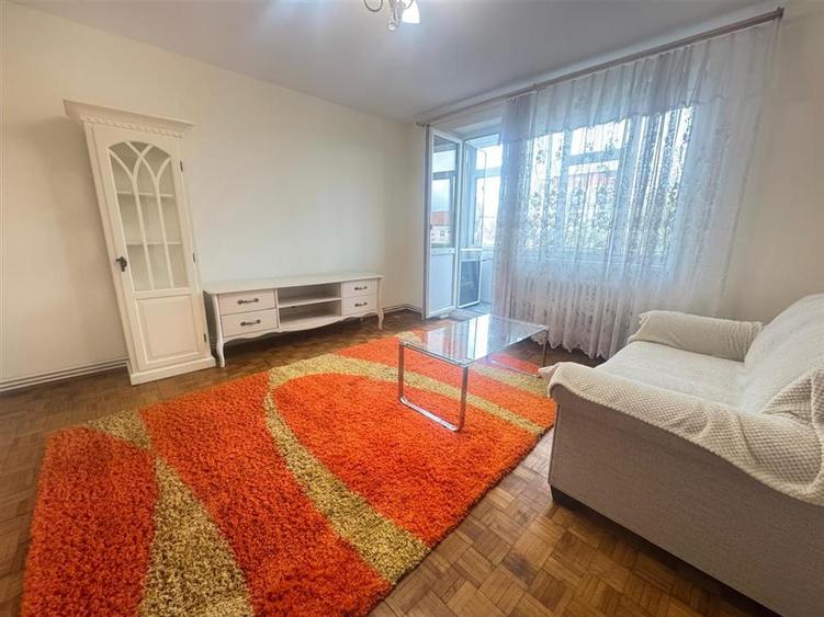 Apartament cu 4 camere decomandat, mobilat în Cedonia