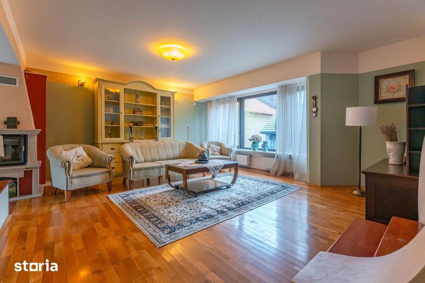 Casă cu 7 camere cu Teren 280 Mp în Central